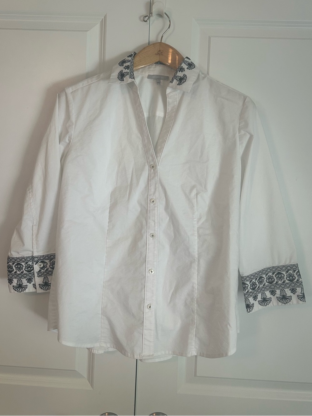 Hinson Wu white button down 3/4 sleeve blouse with black embroidery sz 10